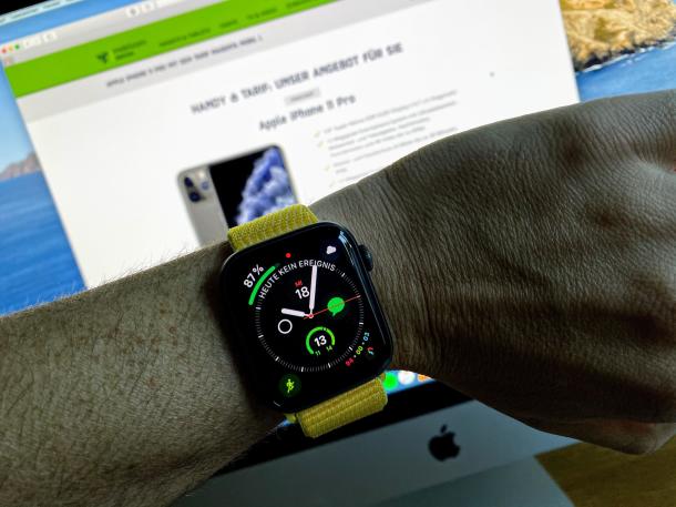 Die Apple Watch Series 5 am Arm getragen.