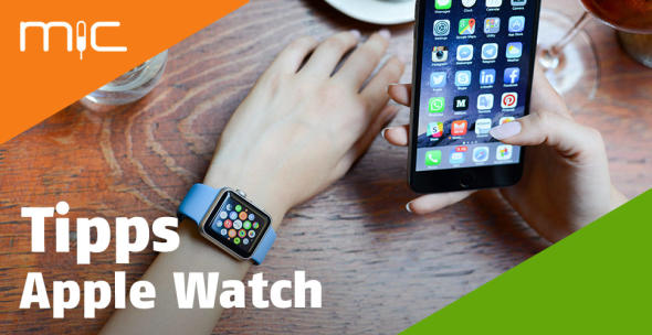 Eine Frau trägt eine Apple Watch und hält ein iPhone in der Hand.