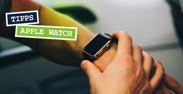 Ein Mann drückt einen Knopf an seiner Apple Watch.