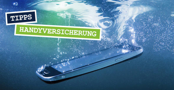 Ein Smartphone unter Wasser.