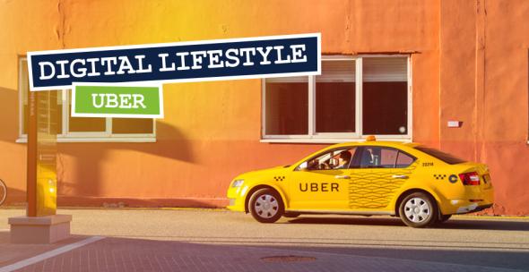 Gelbes Taxi mit Uber-Aufschrift vor einer Hauswand