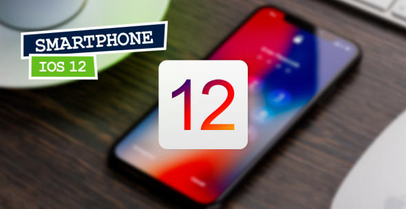 iPhone X im Hintergrund mit iOS 12 Logo im Vordergrund.