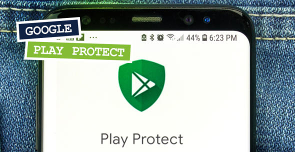 Das Google Play Protect Logo auf einem Smartphone.