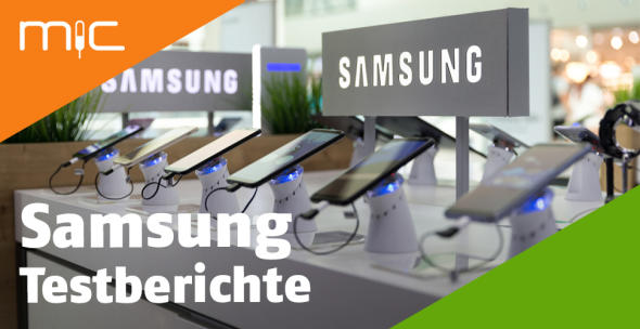 Diverse Samsung-Handys in der Auslage eines Elektronikfachmarkts.
