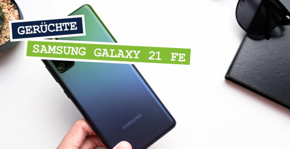 Eine Hand hält ein grün-schwarzes Samsung-Handy.